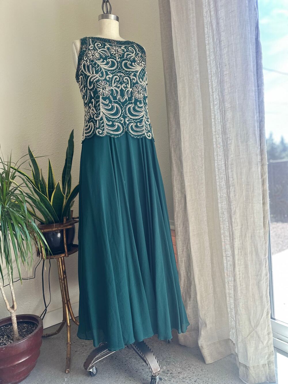 JKara Women’s 8 Dress Green Beaded Formal Gown Sleeveless Chiffon Skirt